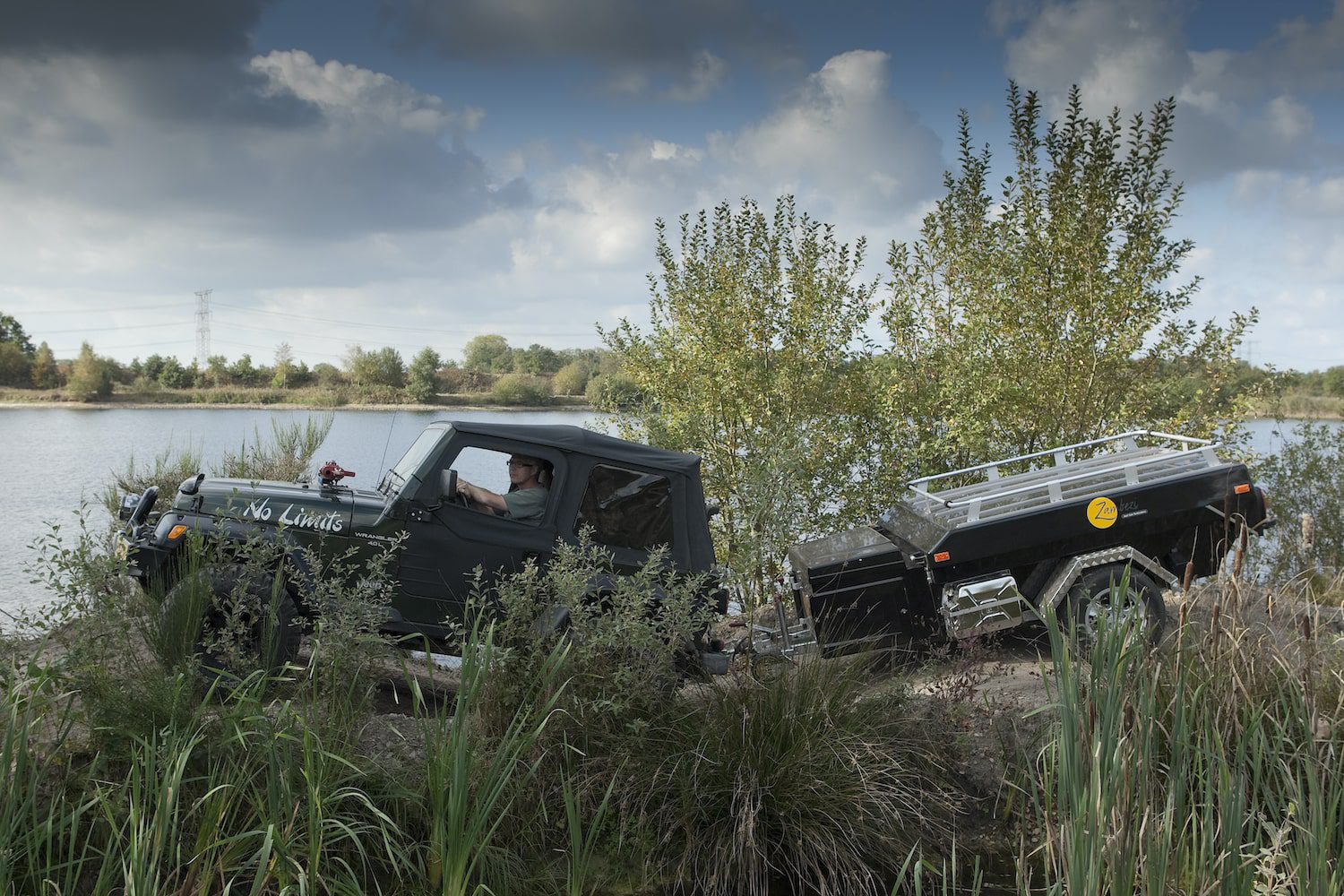 Dumaloq kokrakli yalangoch qizlar