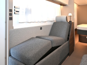 de bijzondere verstelbare sofa in de Adria caravan