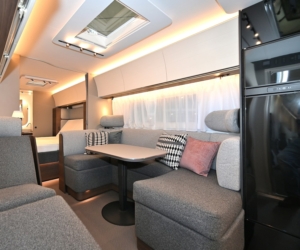 Het interieur van de Adria caravan