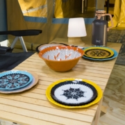 Op de foto een sfeervolle kampeertafel met melamine camping servies van het merk Rebel-outdoor.