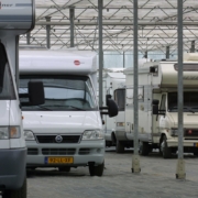 Campers in een kas die als camperstalling is ingericht