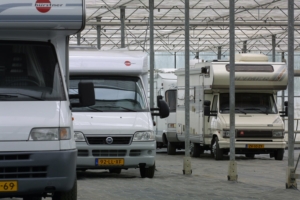 Campers in een kas die als camperstalling is ingericht