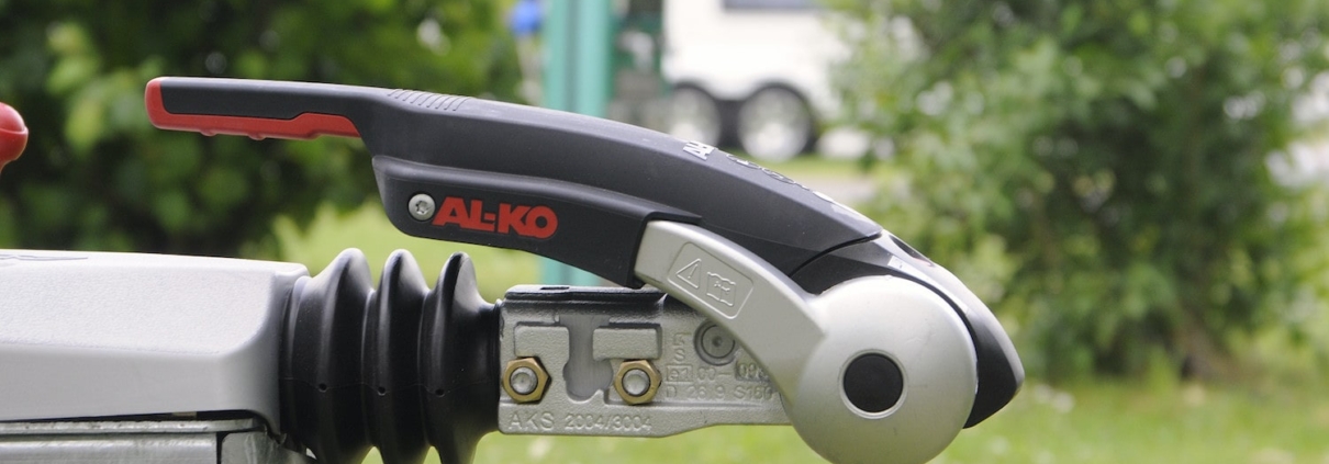 Aankoppelen van de caravan met een stabilisatorkoppeling