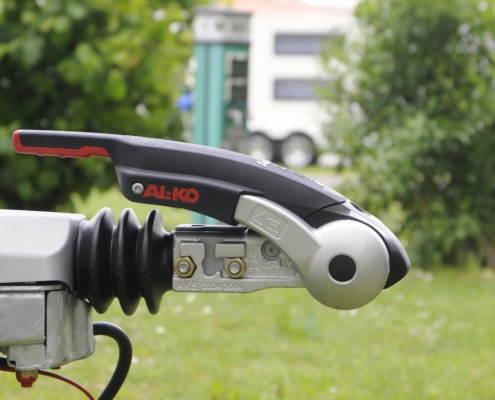 Aankoppelen van de caravan met een stabilisatorkoppeling