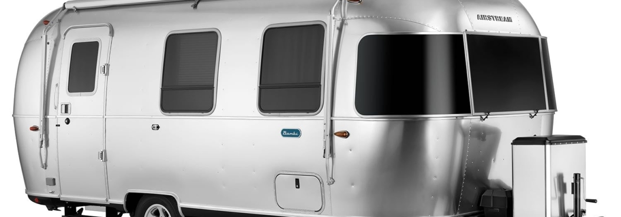 Het exterieur van de zilveren Arstream caravan Bambi 22