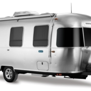 Het exterieur van de zilveren Arstream caravan Bambi 22
