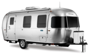 Het exterieur van de zilveren Arstream caravan Bambi 22