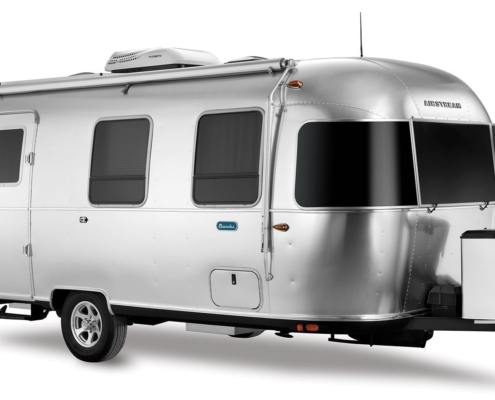Het exterieur van de zilveren Arstream caravan Bambi 22