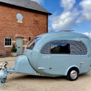 Een blauwe bolle caravan van polyester