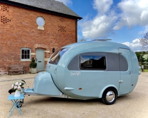 Een blauwe bolle caravan van polyester