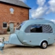 Een blauwe bolle caravan van polyester