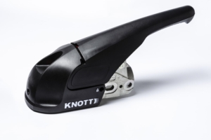 Knott aankoppelen van de caravan met een stabilisatorkoppeling-min