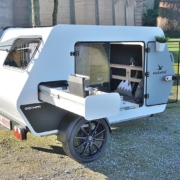 De Kuckoo Camper Emma is een caravan die niet veel meet inhoud dan een overdekt toilet.