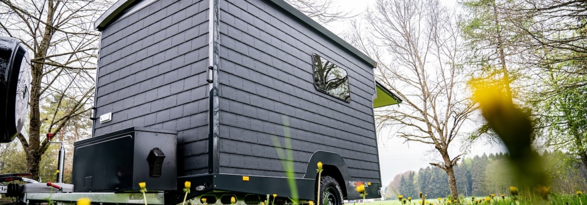 Deze caravan heeft de vorm van een klein gezellig huisje op wielen. Je zou het ook een schuurtje kunnen vinden