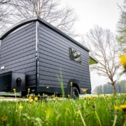 Deze caravan heeft de vorm van een klein gezellig huisje op wielen. Je zou het ook een schuurtje kunnen vinden