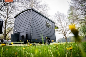 Deze caravan heeft de vorm van een klein gezellig huisje op wielen. Je zou het ook een schuurtje kunnen vinden