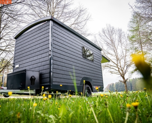 Deze caravan heeft de vorm van een klein gezellig huisje op wielen. Je zou het ook een schuurtje kunnen vinden