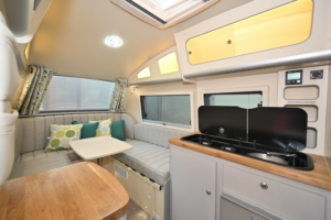 Het interieur van de barefoot caravan uit Engeland 