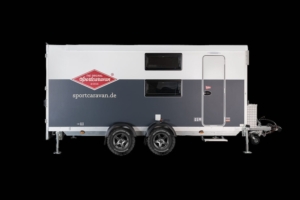 Op kampeerbeurzen zie je steeds vaker bijzondere caravans met een uitgesproken ontwerp en interieur. In deze versie Sportcaravan Cube 5 kun je riant kamperen.